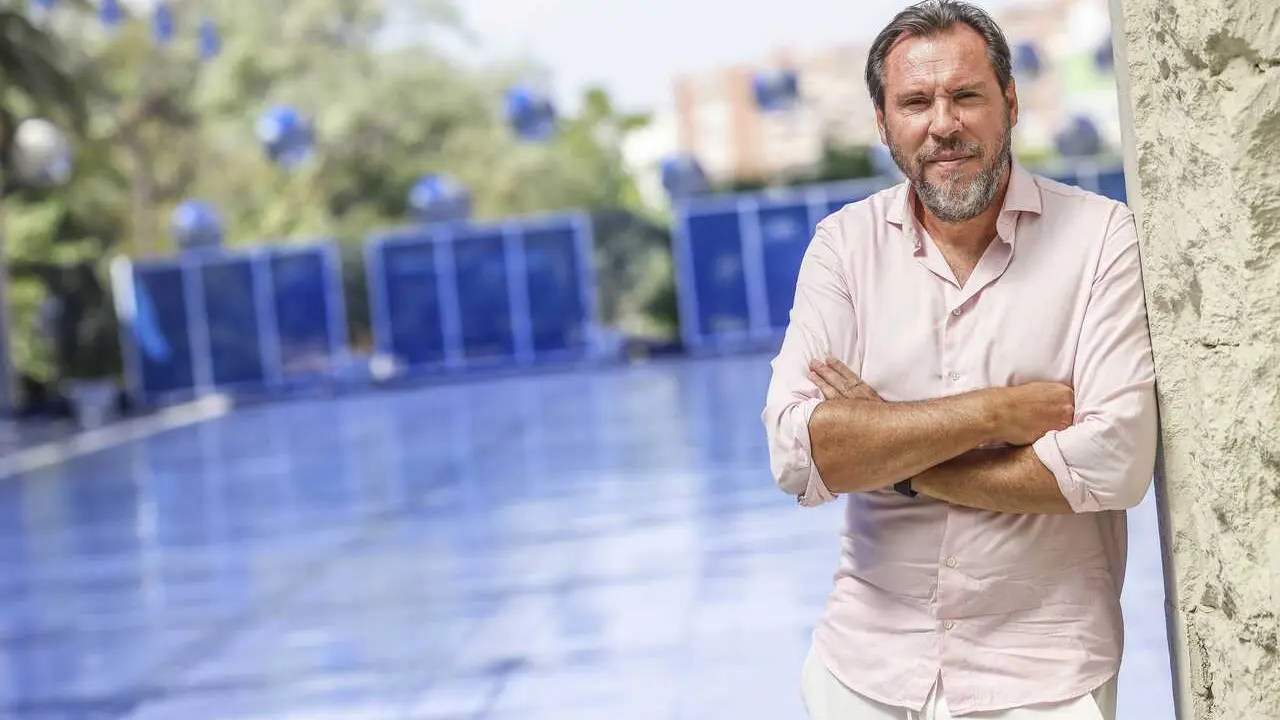 El ministro de Transportes y Movilidad Sostenible, &Oacute;scar Puente, posa para Europa Press, a 17 de agosto de 2026, en Alicante, Comunidad Valenciana (Espa&ntilde;a). 