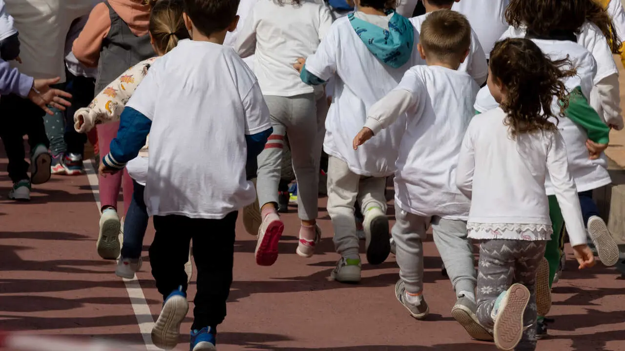 Archivo - Un grupo de ni&ntilde;os corre durante la novena edici&oacute;n de 'La Vuelta al Cole', a 20 de octubre de 2023, en Legan&eacute;s, Madrid (Espa&ntilde;a). 