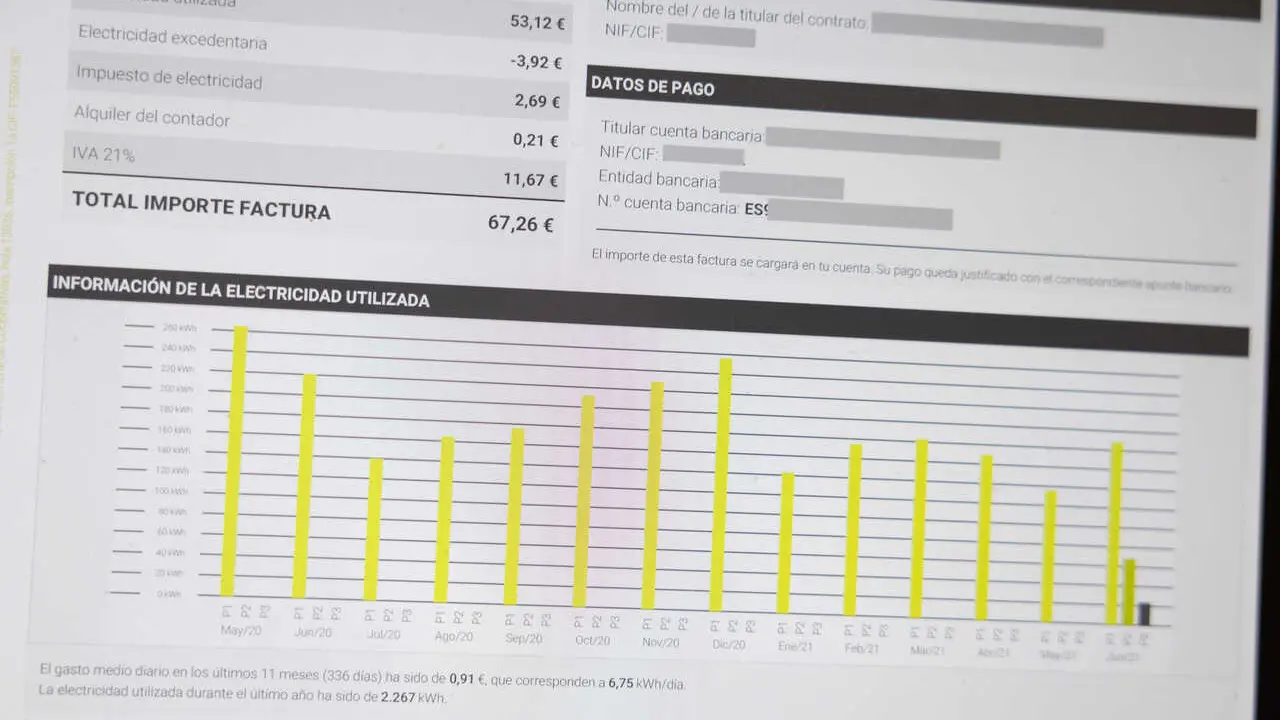 Detalle de una factura de la luz, a 18 de agosto de 2026, en Madrid (Espa&ntilde;a). El precio de la luz en la primera quincena de agosto se ha disparado y apunta a un recibo para un usuario de la tarifa regulada, el denominado Precio Voluntario para el Peque&ntilde;o 