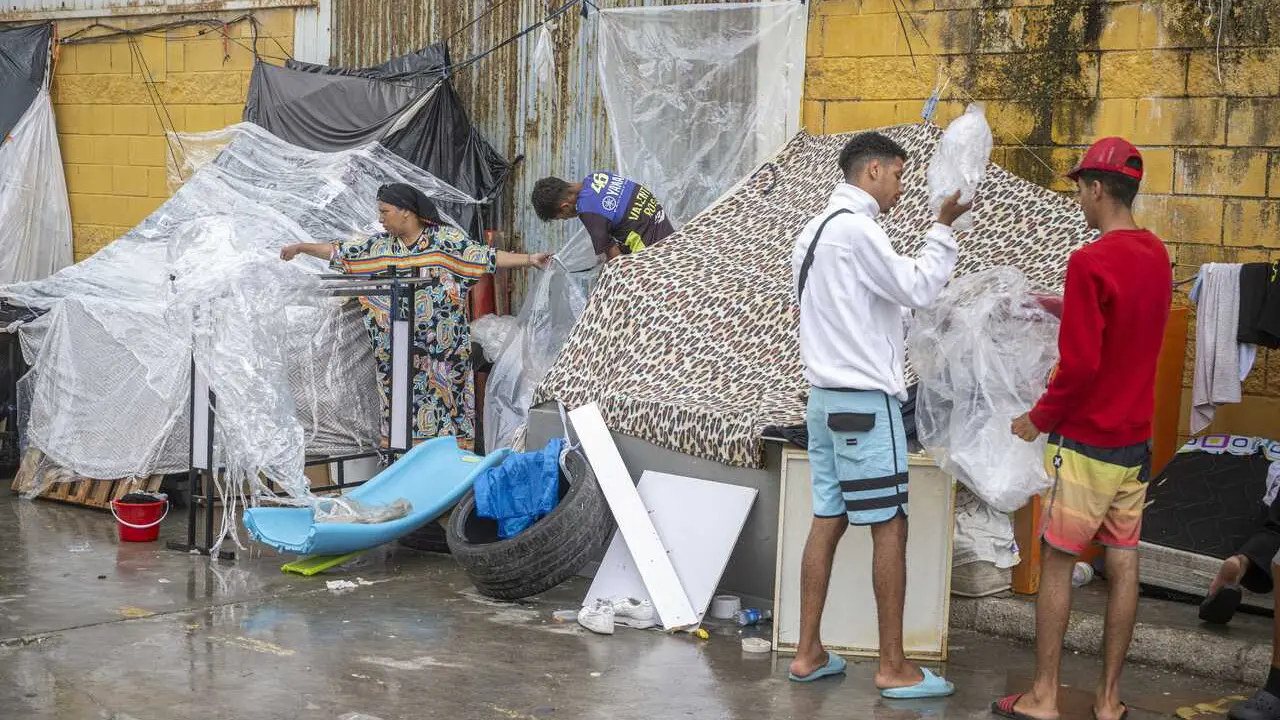 Inmigrantes acampados en las naves del Tarajal, a 21 de agosto de 2026, en Ceuta (Espa&ntilde;a). 
