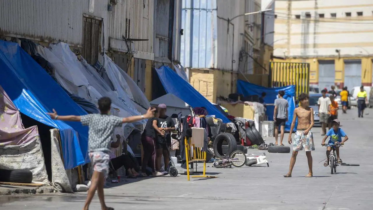 Varios ni&ntilde;os, a 22 de agosto de 2026, en Ceuta (Espa&ntilde;a). Sanidad convoca a las comunidades aut&oacute;nomas el lunes 24 de agosto para activar el mecanismo de solidaridad y enviar vacunas a Ceuta. Una delegaci&oacute;n del Ministerio de Sanidad, encabezada por el secre