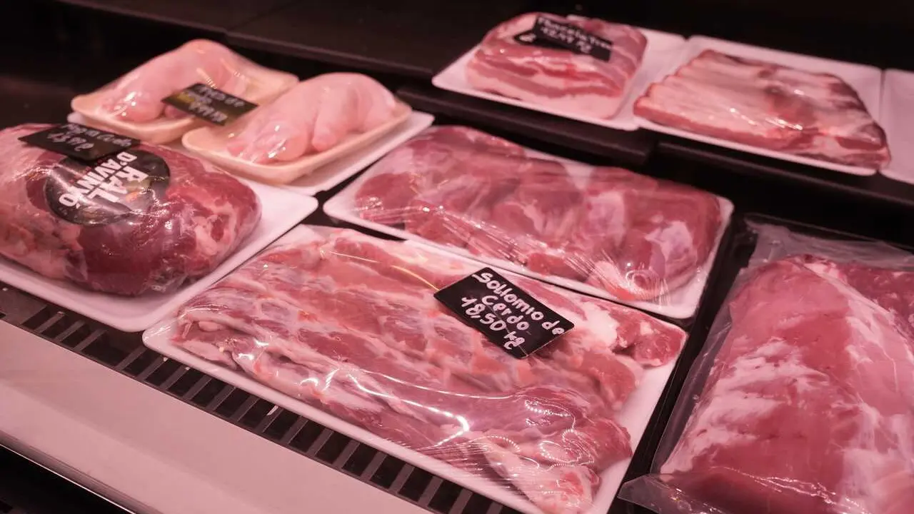 Archivo - Carne de cerdo expuesta en un mercado 
