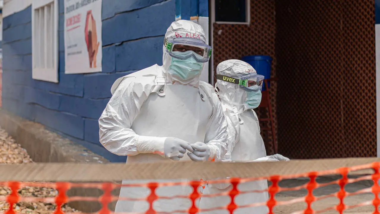 Fotograf&iacute;a de archivo de trabajadores sanitarios en un centro de tratamiento para el &eacute;bola en la provincia de Kivu Norte, en Rep&uacute;blica Democr&aacute;tica del Congo (RDC)