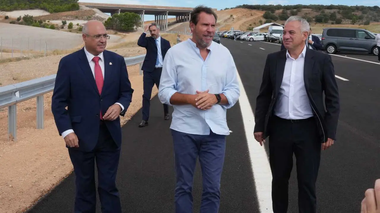 El ministro de Transportes y Movilidad Sostenible, &Oacute;scar Puente, junto al subdelegado del Gobierno en Valladolid, Jacinto Canales, y el delegado en Castilla y Le&oacute;n, Nicanor Sen, recorren un tramo de la A-11 en Valbuena de Duero durante su inauguraci&oacute;n.