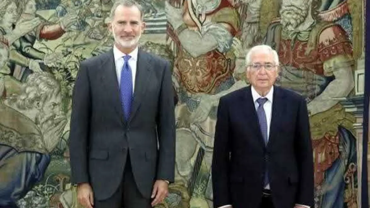 El Rey Felipe VI junto al presidente de Melilla y del PP regional, Juan Jos&eacute; Imbroda.