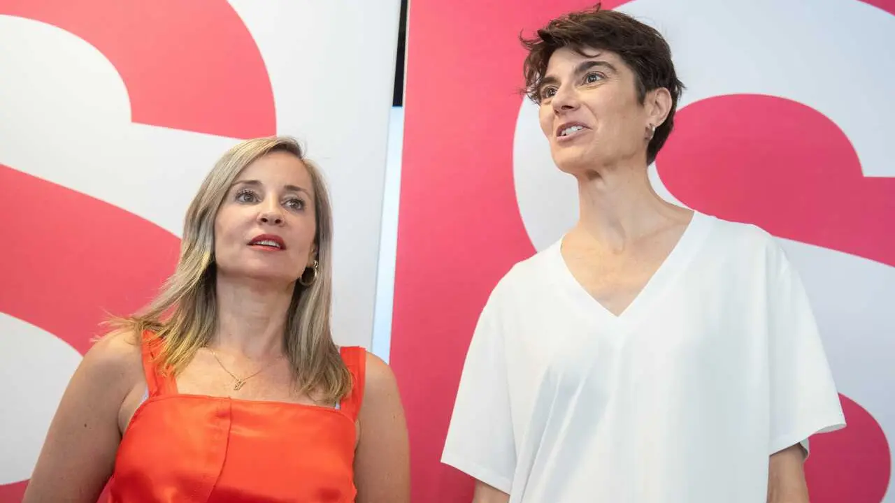 Archivo - La portavoz de Sumar en el Congreso, Ver&oacute;nica Mart&iacute;nez (i), y la secretaria de Estado de Derechos Sociales, Mar&iacute;a Rosa Mart&iacute;nez (d), ofrecen declaraciones a los medios, a 11 de julio de 2026, en Madrid (Espa&ntilde;a).