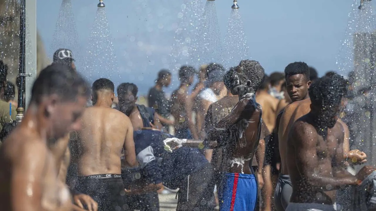 Varios migrantesen Ceuta (Espa&ntilde;a)