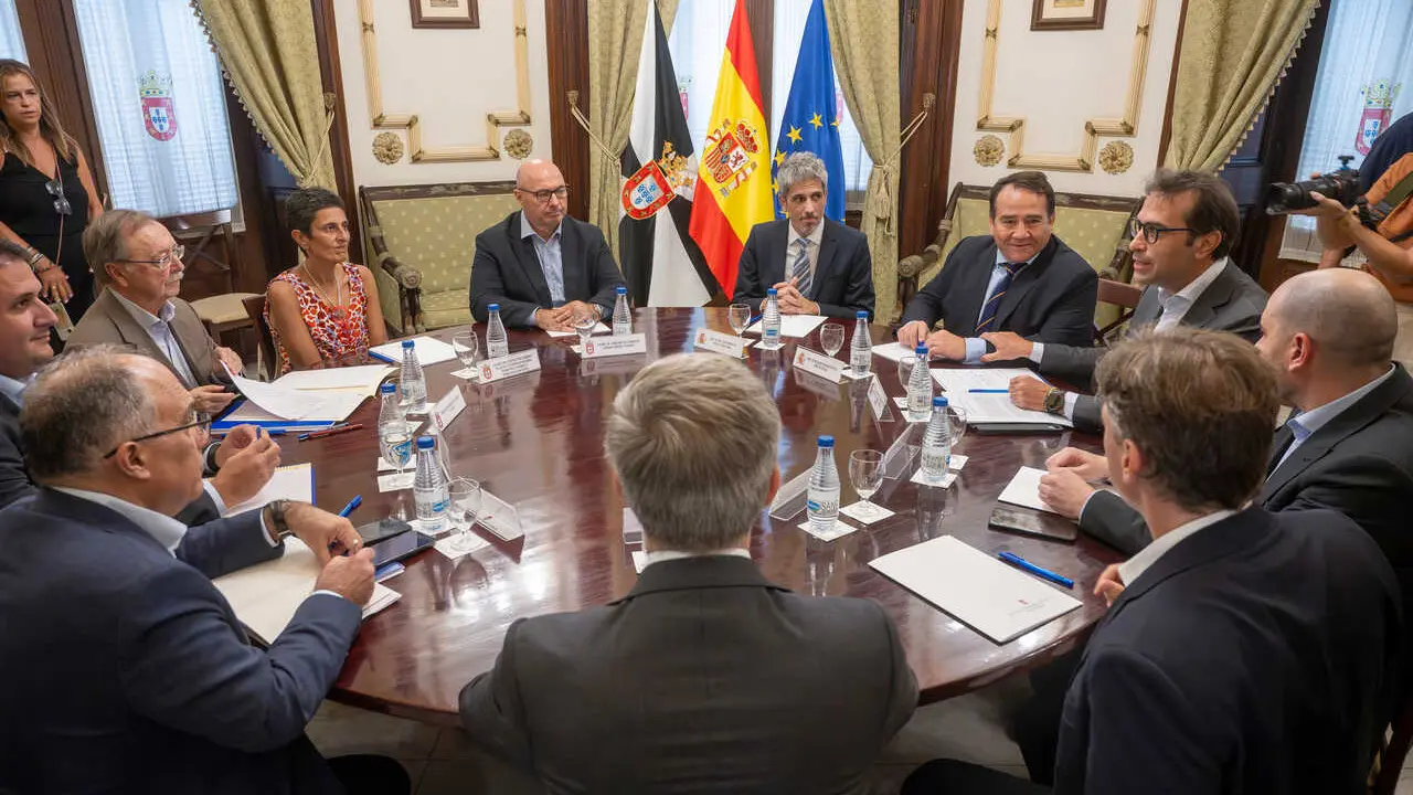 El vicepresidente primero y ministro de Econom&iacute;a, Comercio y Empresa, Carlos Cuerpo (d), y el presidente de Ceuta, Juan Jes&uacute;s Vivas (i), durante su reuni&oacute;n en el Palacio de la Asamblea de Ceuta, a 24 de agosto de 2026, en Ceuta (Espa&ntilde;a). 