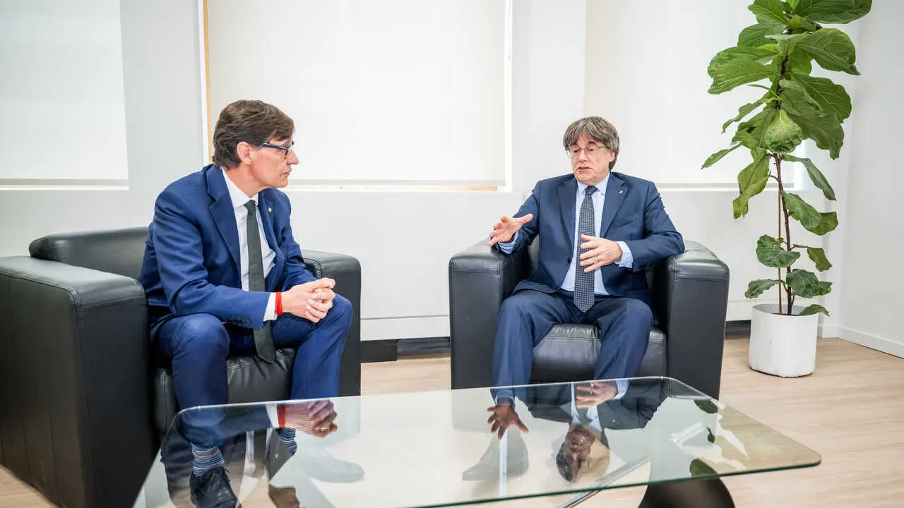 Archivo - El presidente de la Generalitat, Salvador Illa (i), saluda al presidente de Junts per Catalunya, Carles Puigdemont (d), en una imagen de archivo