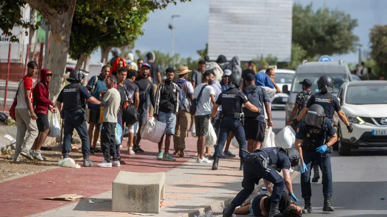 La Polic&iacute;a Nacional atiende a un migrante, a 24 de agosto de 2026, en Ceuta (Espa&ntilde;a). 