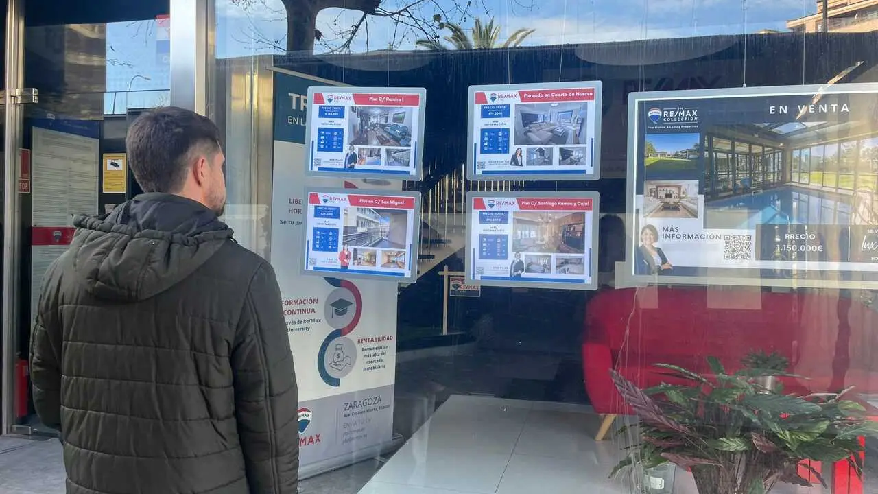 Archivo - Un hombre mirando pisos en venta en una inmobiliaria
