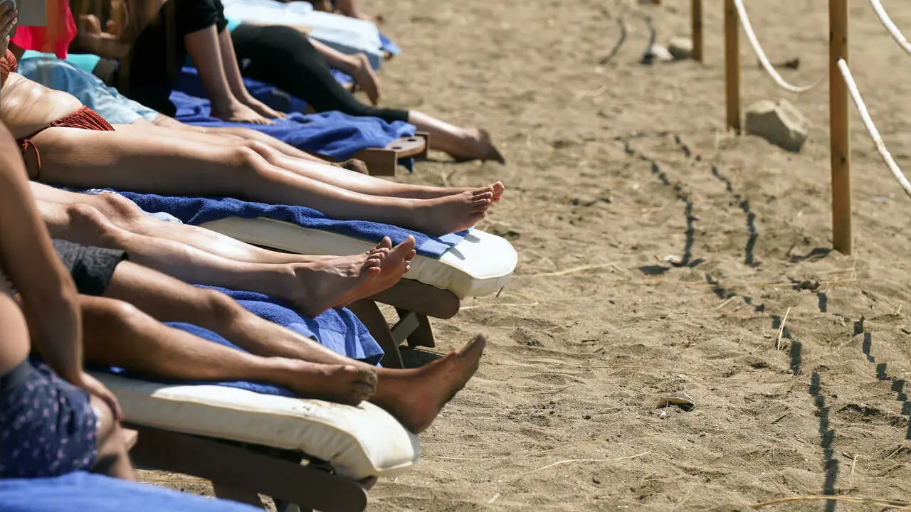 Archivo - Numerosos turistas y malague&ntilde;os disfrutan de la playa de La Malagueta. A 29 de julio de 2025, en M&aacute;laga (Andaluc&iacute;a, Espa&ntilde;a).