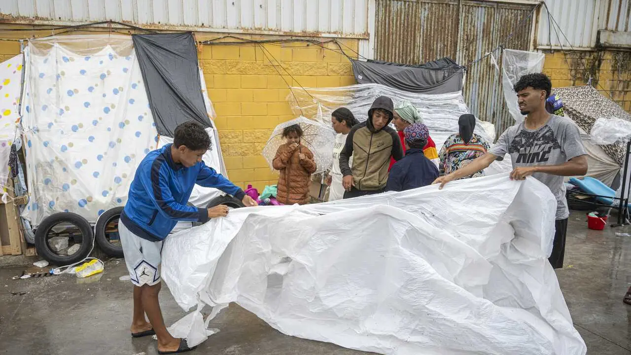 Inmigrantes acampados en las naves del Tarajal.