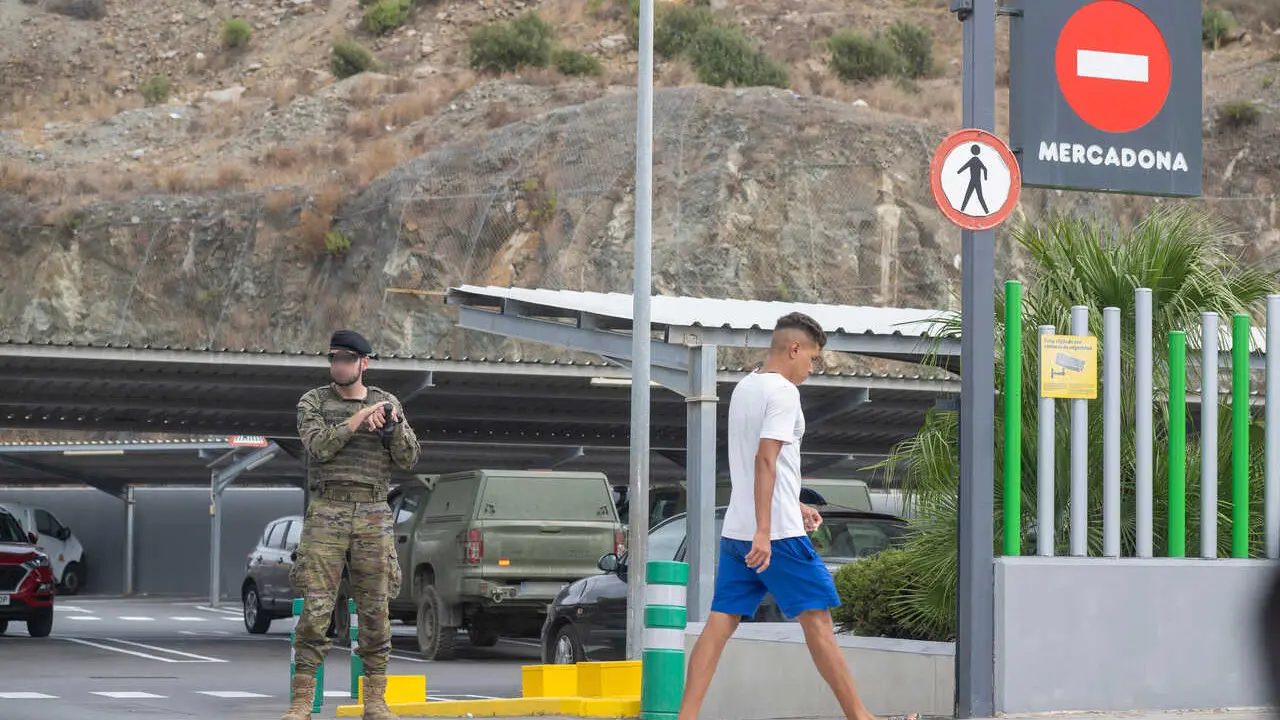 Un militar regula la entrada en un Mercadona, a 24 de agosto de 2026, en Ceuta (Espa&ntilde;a). 