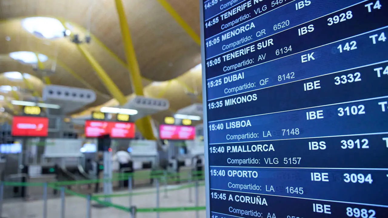 Archivo - Panel informativo de salidas de vuelos en la zona de facturaci&oacute;n de la Terminal 4 del Aeropuerto Adolfo Su&aacute;rez Madrid-Barajas