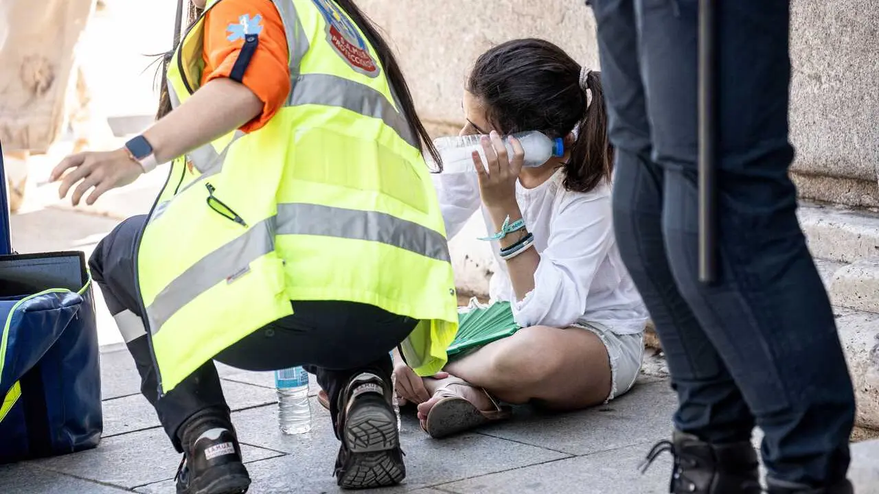 Archivo - Imagen de recurso de una persona que es atendida por un golpe de calor.