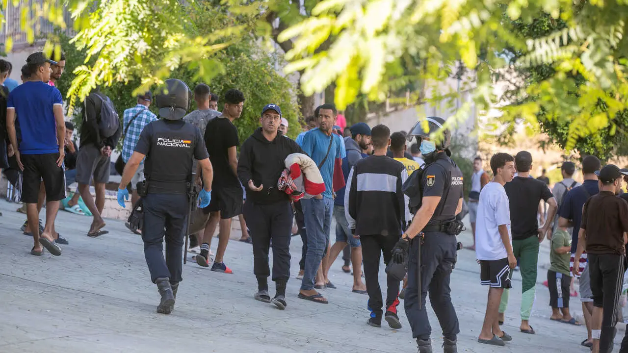 Migrantes esperan en una cola, a 24 de agosto de 2026, en Ceuta (Espa&ntilde;a). La ONG Accem atiende en estos momentos a 1.100 migrantes en el dispositivo de acogida temporal de Loma Margarita, en Ceuta, un espacio que gestiona la entidad y que cuenta con sus p