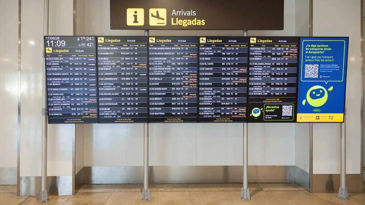 Paneles informativos en el Aeropuerto Adolfo Su&aacute;rez Madrid-Barajas.
