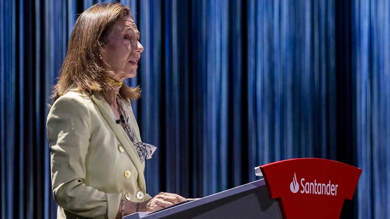 Archivo - La presidenta de Banco Santander, Ana Bot&iacute;n, durante la clausura de su programa solidario &ldquo;Euros de tu N&oacute;mina&rdquo;, a 12 de mayo de 2026, en Madrid (Espa&ntilde;a). El acto est&aacute; marcado por la conmemoraci&oacute;n del 20 aniversario de esta iniciativa.