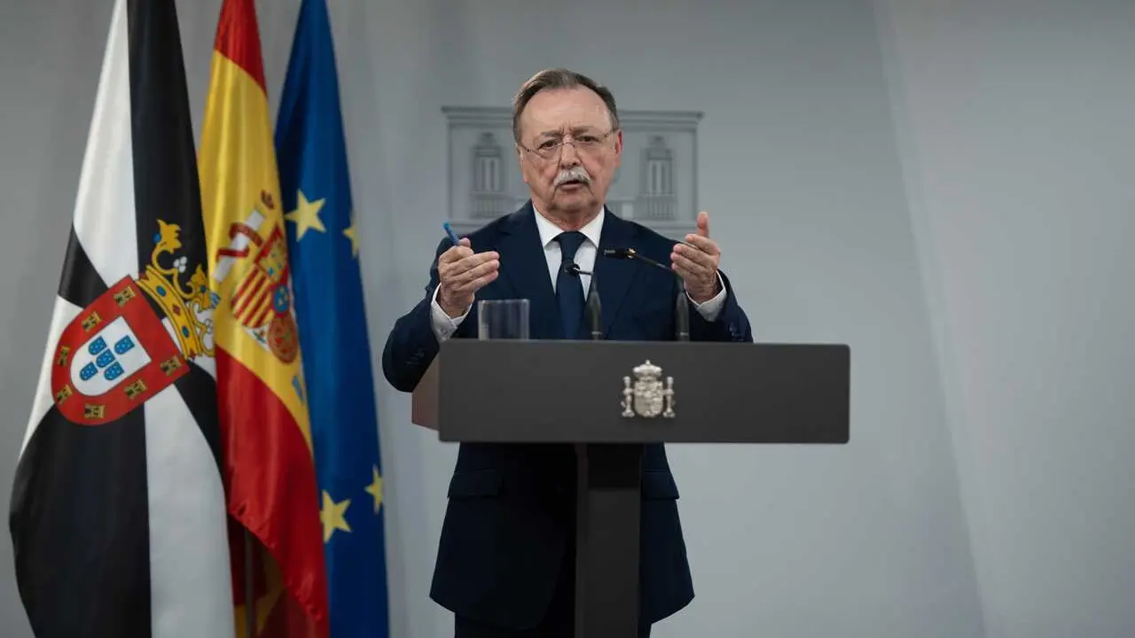 Archivo - El presidente de Ceuta, Juan Jes&uacute;s Vivas, durante una rueda de prensa posterior a una reuni&oacute;n con el presidente del Gobierno, en el Palacio de La Moncloa, a 22 de noviembre de 2024, en Madrid (Espa&ntilde;a)