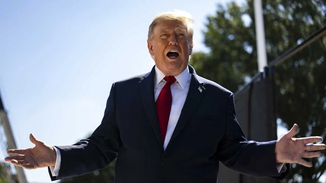 August 19, 2026, Washington, District Of Columbia, USA: WASHINGTON, DC - AUGUST 19: US President Donald Trump speaks to members of the media while touring the White House helipad construction on the South Lawn of the White House in Washington, DC, US, on 