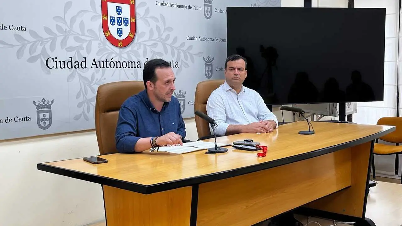 El l&iacute;der de Vox en Ceuta, Juan Sergio Redondo (i), en una rueda de prensa junto al diputado nacional Alberto Rodr&iacute;guez Almeida. Imagen de archivo