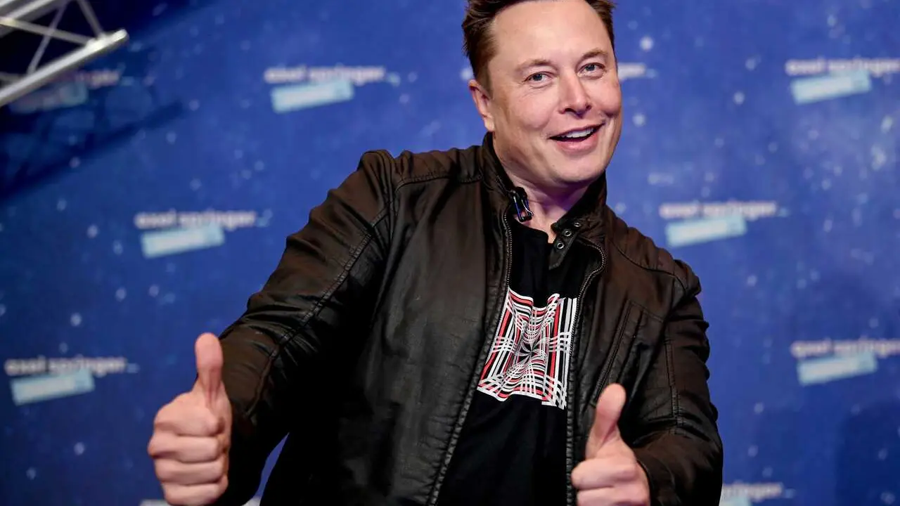 Archivo - FILED - 01 December 2020, Berlin: Elon Musk, head of the space company SpaceX and Tesla CEO, arrives at the Axel Springer Award ceremony. Photo: Britta Pedersen/dpa/Pool/dpa