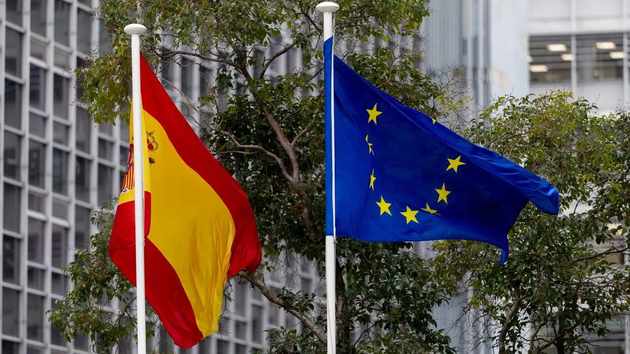 Archivo - La bandera de Espa&ntilde;a y de la Uni&oacute;n Europea.