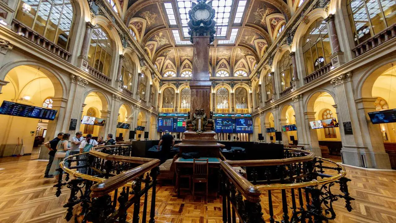 Archivo - Paneles informativos en el Palacio de la Bolsa de Madrid