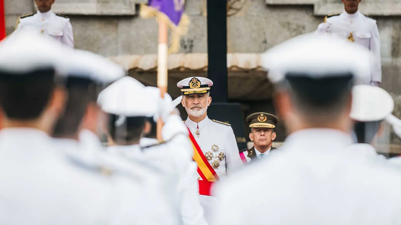 Archivo - El rey Felipe VI, durante la celebraci&oacute;n de la solemne ceremonia de juramento o promesa ante la bandera y la entrega de los reales despachos de empleo a la nueva promoci&oacute;n de oficiales de la Armada, a 16 de julio de 2026, en Mar&iacute;n (Pontevedra, G