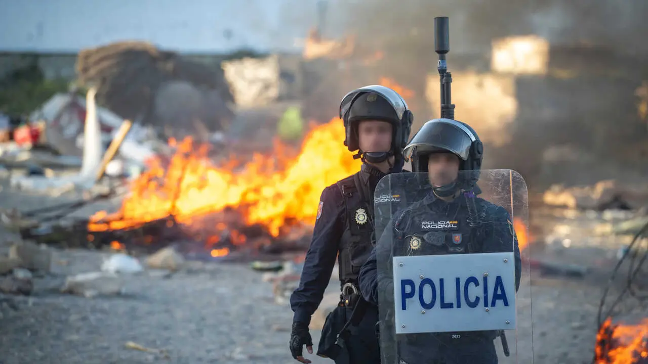 Polic&iacute;as durante una manifestaci&oacute;n para protestar por la situaci&oacute;n provocada por su llegada masiva, a 27 de agosto de 2026, en Ceuta (Espa&ntilde;a).