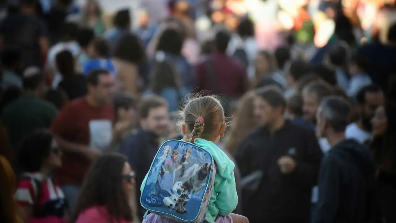 Archivo - Una ni&ntilde;a a hombros de su padre el primer d&iacute;a de colegio, a 9 de septiembre de 2024, en Madrid (Espa&ntilde;a). 