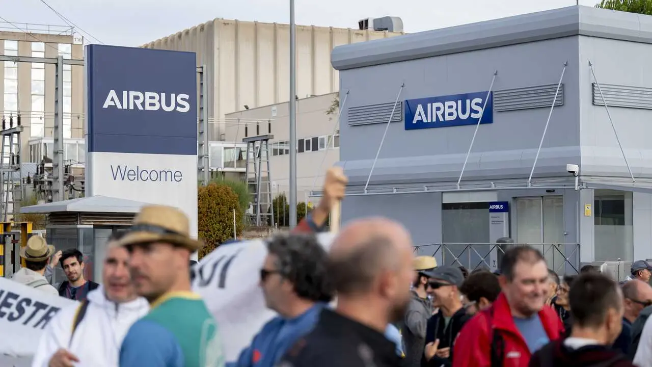Varias personas durante la tercera jornada de huelga indefinida de empleados de Airbus, a 27 de agosto de 2026, en Getafe, Madrid (Espa&ntilde;a).  