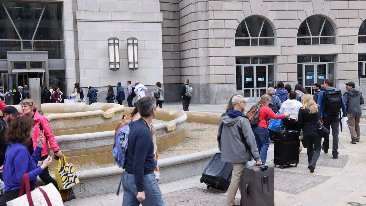 Archivo - 27 February 2025, US, Washington: Workers of the United States Agency for International Development (USAID), who lost their jobs due to actions taken by the Trump administration, gather to collect their personal belongings at the agency's headqu