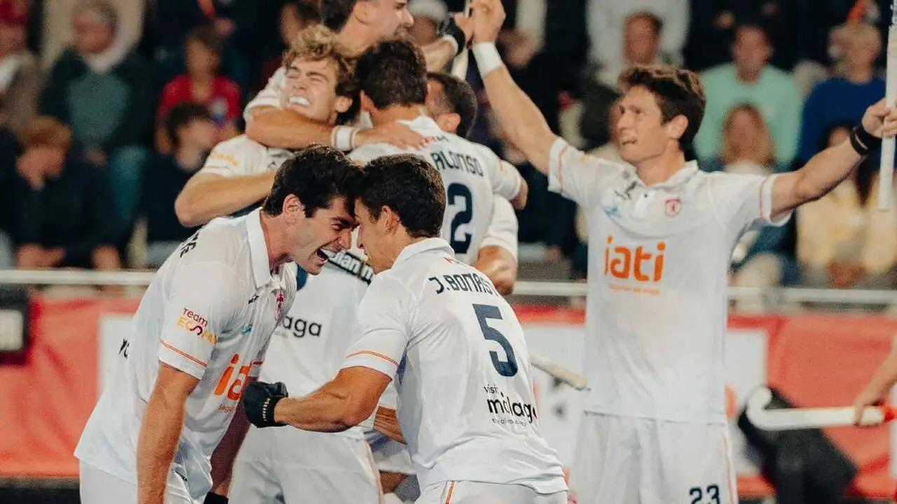 Los jugadores de la selecci&oacute;n espa&ntilde;ola de hockey hierba celebran un triunfo.