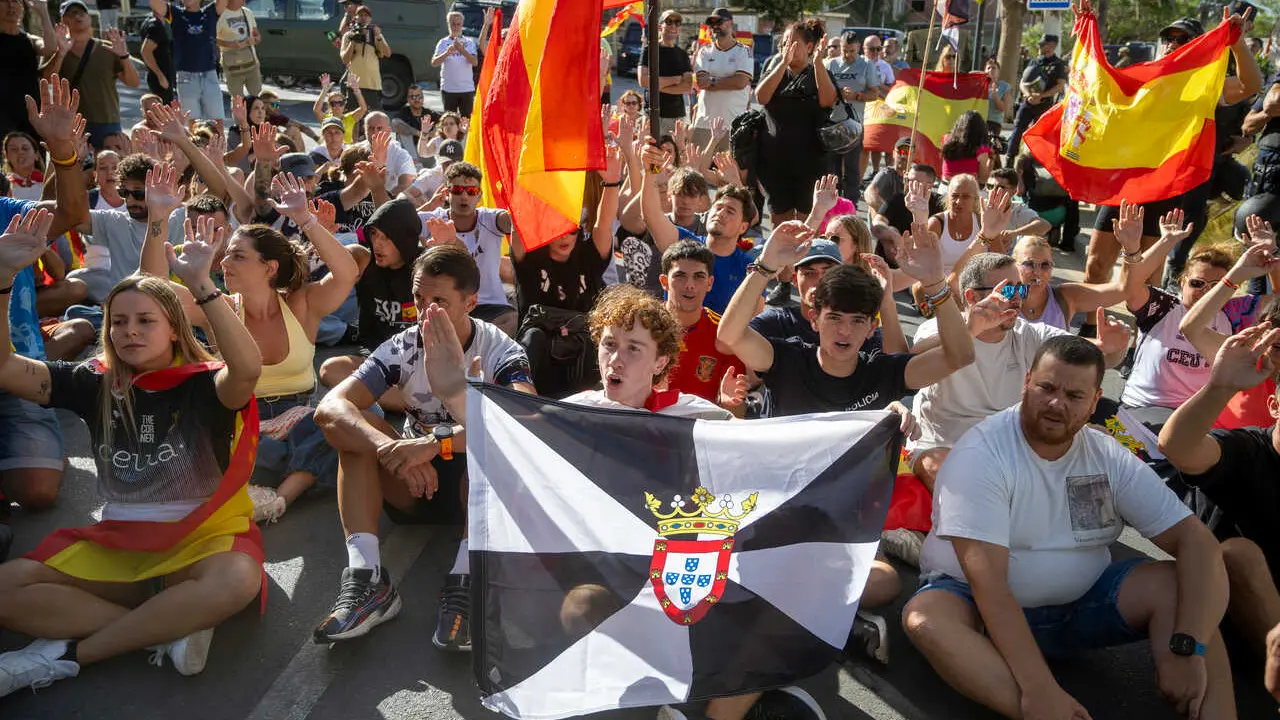 Varias personas durante una manifestaci&oacute;n para protestar por la situaci&oacute;n provocada por la llegada masiva de migrantes, a 27 de agosto de 2026, en Ceuta (Espa&ntilde;a). 