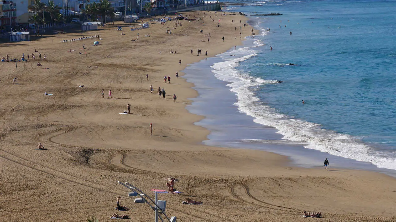 Archivo - Ambiente en la Playa de las Canteras el d&iacute;a del comienzo del invierno, en Las Palmas de Gran Canaria, Canarias (Espa&ntilde;a), a 21 de diciembre de 2020. 