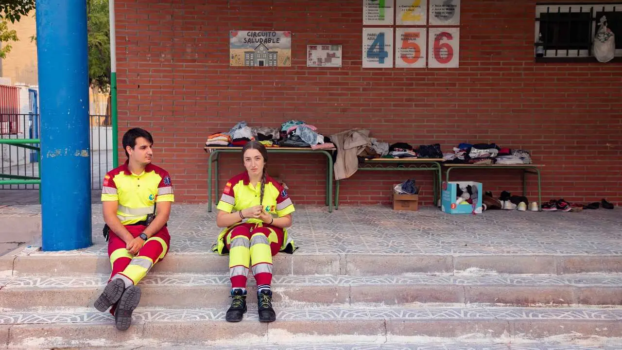 Archivo - Archivo.- Voluntarios durante el incendio forestal en la sierra oeste, en el Colegio P&uacute;blico Batalla de Brunete 