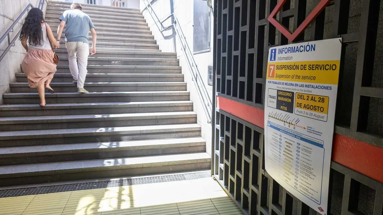 Cartel de aviso en la estaci&oacute;n de Gregorio Mara&ntilde;&oacute;n