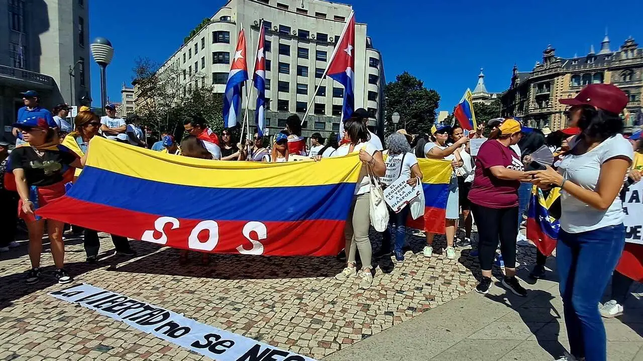 Archivo - Decenas de venezolanos denuncian en Bilbao el 'fraude electoral' en Venezuela 