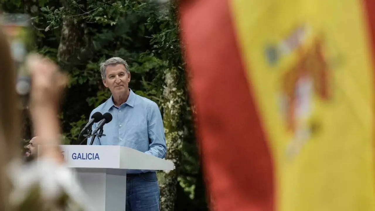 
<p>Reivindica su experiencia de gesti&oacute;n y promete una "reconstrucci&oacute;n" de Espa&ntilde;a con "limpieza" y "certezas"</p>
<p>   CERDEDO-COTOBADE (PONTEVEDRA), 29 (EUROPA PRESS)</p>
<p>   El presidente del PP y l&iacute;der de la oposici&oacute;n, Alberto N&uacute;&ntilde;ez Feij&oacute;o, se ha comprometido este s&aacute;bado a ser un presidente "presente", a "decir siempre la verdad" y a no huir de los problemas, y ha asegurado que no quiere llegar a La Moncloa "simplemente por el fracaso del sanchismo", sino porque sabe "lo que hay que hacer despu&eacute;s de S&aacute;nchez".</p>
<p>   Durante su intervenci&oacute;n en la apertura del curso pol&iacute;tico del PP en Cerdedo-Cotobade (Pontevedra), Feij&oacute;o ha reivindicado su experiencia de gesti&oacute;n y ha asegurado que est&aacute; "preparado para lo que viene" y para dar a Espa&ntilde;a "un Gobierno que merece y un Gobierno que necesita".</p>
<p>   "No soy nuevo en esto", ha afirmado el l&iacute;der del PP, quien ha recordado que ha gobernado, tomado decisiones y gestionado presupuestos, adem&aacute;s de afrontar las crisis de la deuda p&uacute;blica, el d&eacute;ficit, la regla de gasto y la pandemia de Covid en Galicia. Tambi&eacute;n ha reconocido que ha cometido errores y ha defendido que gobernar consiste en "decidir", "priorizar", "desgastarse" y "dar la cara cuando se acierta y, sobre todo, cuando uno se equivoca".</p>
<p>   Feij&oacute;o ha rechazado definirse como "un candidato artificial" y ha afirmado que Espa&ntilde;a "ya tiene muchos pol&iacute;ticos de cart&oacute;n-piedra". "Tampoco soy un candidato sentado a la espera de que me llegue el turno", ha a&ntilde;adido.</p>
<p>"NO VOY A SER UN PRESIDENTE PERFECTO"</p>
<p>   En este contexto, el mandatario 'popular' ha afirmado que no pretende alcanzar la Presidencia &uacute;nicamente como consecuencia del desgaste del actual Ejecutivo. "No quiero llegar a la Moncloa simplemente por el fracaso del sanchismo. Quiero llegar porque s&eacute; lo que hay que hacer despu&eacute;s de S&aacute;nchez. Y os aseguro que lo har&eacute;", ha proclamado.</p>
<p>   "No voy a ser un presidente perfecto, pero s&iacute; un presidente que est&eacute; presente", ha continuado Feij&oacute;o, quien ha prometido no abandonar nunca a los ciudadanos. "No prometo un pa&iacute;s sin problemas, pero s&iacute; prometo que no huir&eacute; de ellos", ha a&ntilde;adido.</p>
<p>   Asimismo, ha se&ntilde;alado que no promete decir "a cada uno lo que quiere escuchar", sino "decir la verdad", y se ha comprometido a impulsar "un nuevo Gobierno que proteja, que gestione, que cumpla y que sea decente".</p>
<p>"EL CURSO POL&Iacute;TICO DEL CAMBIO"</p>
<p>   Feij&oacute;o ha enmarcado estos compromisos en un inicio del curso pol&iacute;tico que ha calificado de "especial", al recordar que en mayo habr&aacute; elecciones municipales, auton&oacute;micas muchas comunidades y generales, aunque estas a&uacute;n 'sine die'.</p>
<p>   "El PP est&aacute; preparado no s&oacute;lo para repetir los resultados obtenidos en 2023, sino para superarlos. Estamos listos para que los espa&ntilde;oles depositen el cabreo y la esperanza. Es el curso pol&iacute;tico del cambio existe una ilusi&oacute;n colectiva por el cambio pol&iacute;tico en Espa&ntilde;a", ha manifestado.</p>
<p>   As&iacute;, Feij&oacute;o ha defendido que el PP aspira a lograr alcaldes "&uacute;tiles", gobiernos auton&oacute;micos que "funcionen" y un cambio en el Gobierno central. "El sanchismo ya est&aacute; acabado, pero ahora toca certificar su defunci&oacute;n" en las urnas, ha afirmado.</p>
<p>   A su juicio, Espa&ntilde;a necesita "la mayor reconstrucci&oacute;n desde la Transici&oacute;n". "Lo han da&ntilde;ado todo. Vamos a reconstruirlo todo. No se trata de una simple sustituci&oacute;n o un simple relevo, sino un cambio profundo", ha apuntado.</p>
<p>   Feij&oacute;o ha prometido adem&aacute;s "limpieza y certezas" en pol&iacute;tica, seguridad en las calles, fronteras, hogares y en el futuro, as&iacute; como un Estado que responda y unos servicios p&uacute;blicos que "vuelvan a funcionar".</p>
<p>QUIERE GANAR "CON LA CONTUNDENCIA NECESARIA"</p>
<p>   Entre las cr&iacute;ticas al Gobierno, el l&iacute;der de la oposici&oacute;n ha acusado al Ejecutivo de no haber solucionado el problema de la inmigraci&oacute;n irregular y de haber sido "un im&aacute;n para atraer la inmigraci&oacute;n irregular m&aacute;s numerosa de Europa".</p>
<p>    Tambi&eacute;n le ha reprochado no haber resuelto el problema de la vivienda, que ha pasado de ser "el problema 16 al problema n&uacute;mero 1", haber subido los impuestos y no haber querido "cortar el c&aacute;ncer de la corrupci&oacute;n", sino vivir "llenos de met&aacute;stasis".</p>
<p>   Por otro ello, el dirigente del PP ha se&ntilde;alado que no se conforma con ganar las elecciones generales como en el verano de 2023, sino que se compromete a "merecer ganar y a proponer, explicar y convencer". "Quiero ganar con la contundencia necesaria para que no puedan gobernar los que han perdido", ha subrayado.</p>
<p>   Finalmente, Feij&oacute;o ha resumido su propuesta en la conformaci&oacute;n de un Ejecutivo "que proteja, que gestione, que cumpla y que sea decente". "Espa&ntilde;a ha pasado demasiado tiempo esperando. Se acab&oacute; el esperar. Empieza el curso del cambio. Y somos el cambio que Espa&ntilde;a necesita", ha concluido.</p>
      