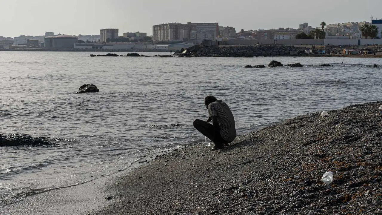 CEUTA, SPAIN, AUGUST 20, 2026: Hundreds of migrants live in a makeshift settlement at Trampol&iacute;n Beach in Ceuta, using shelters built from reeds, plastic and other discarded materials. Photo by Claudio Palma / JNA Press.