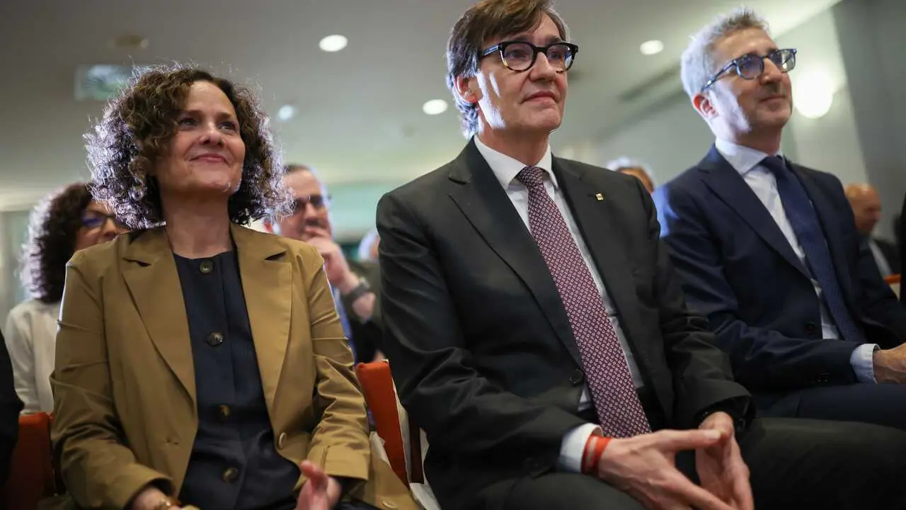 Archivo - (I-D) La consejera de Cultura de la Generalitat de Catalunya, Sonia Hern&aacute;ndez; el president de la Generalitat de Catalunya, Salvador Illa, y el ministro de Hacienda, Arcadi Espa&ntilde;a, durante el acto institucional de Sant Jordi en Madrid, a 28 de a
