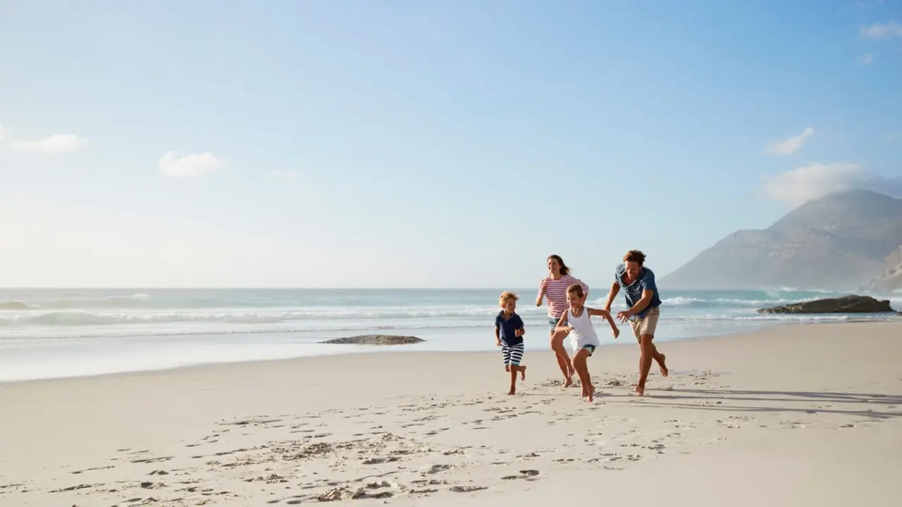 Una familia disfruta de los &uacute;ltimos d&iacute;as de vacaciones, un periodo en el que la anticipaci&oacute;n de la vuelta a la rutina puede generar estr&eacute;s y restar atenci&oacute;n al presente.