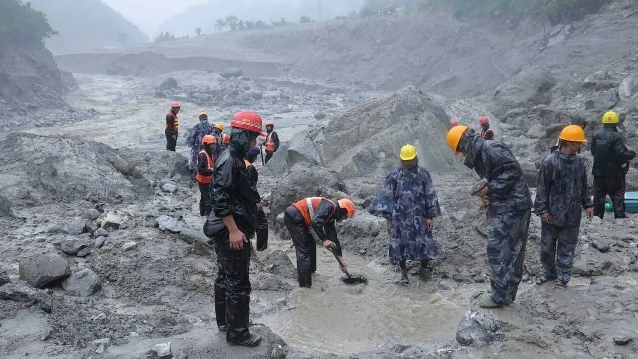 Equipos de rescate tras la riada en Nepal.