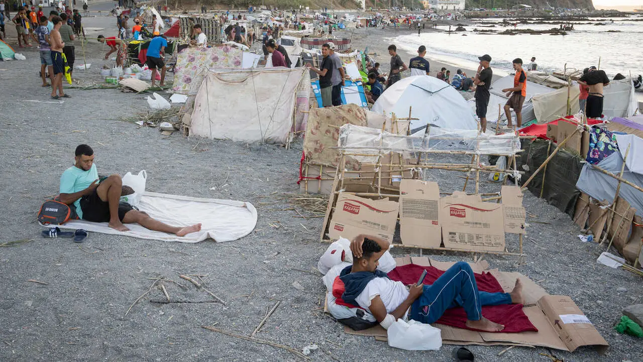 Decenas de personas viven y pernoctan en la playa del Trampol&iacute;n, a 28 de agosto de 2026, en Ceuta (Espa&ntilde;a). 