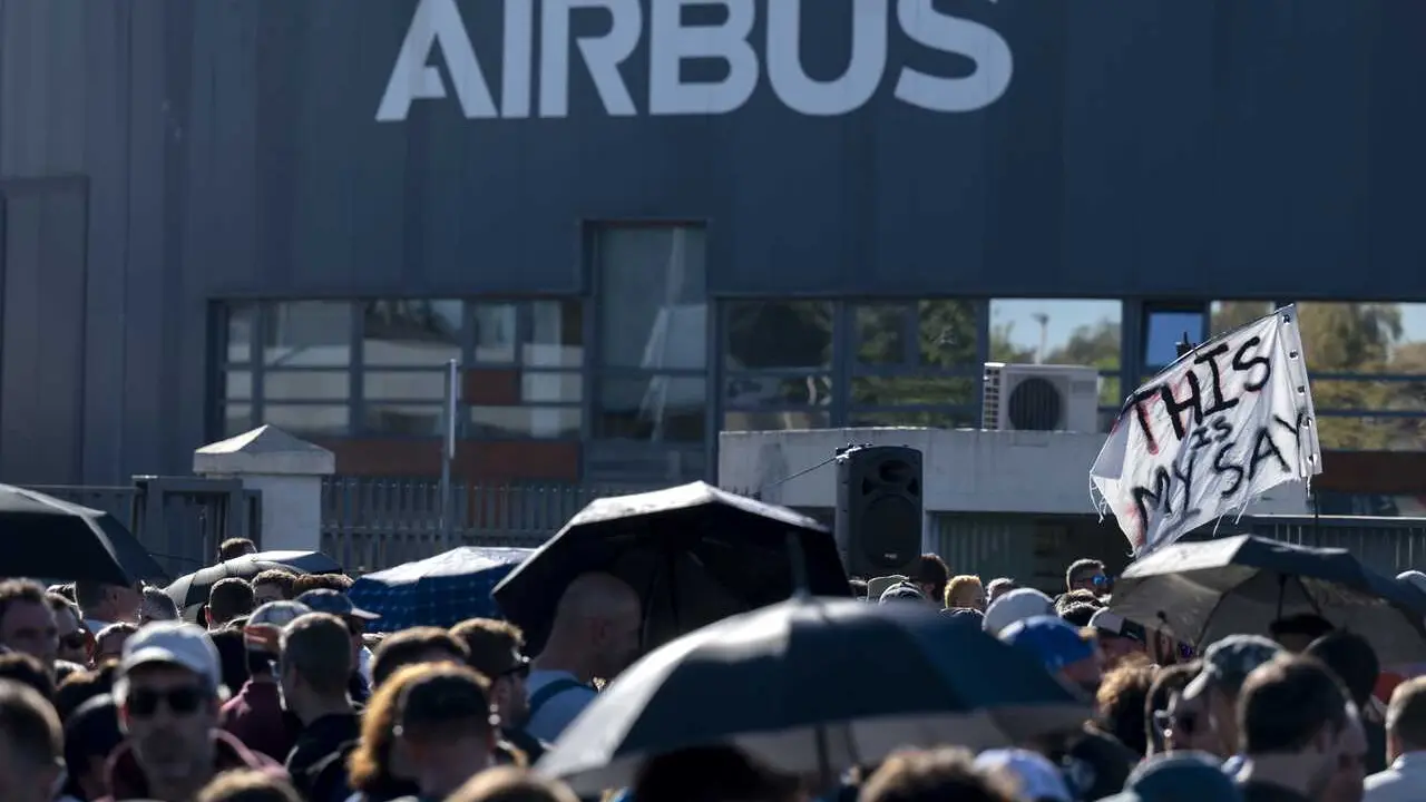 Varias personas durante la cuarta jornada de huelga indefinida de empleados de Airbus, a 28 de agosto de 2026, en Getafe, Madrid (Espa&ntilde;a). 