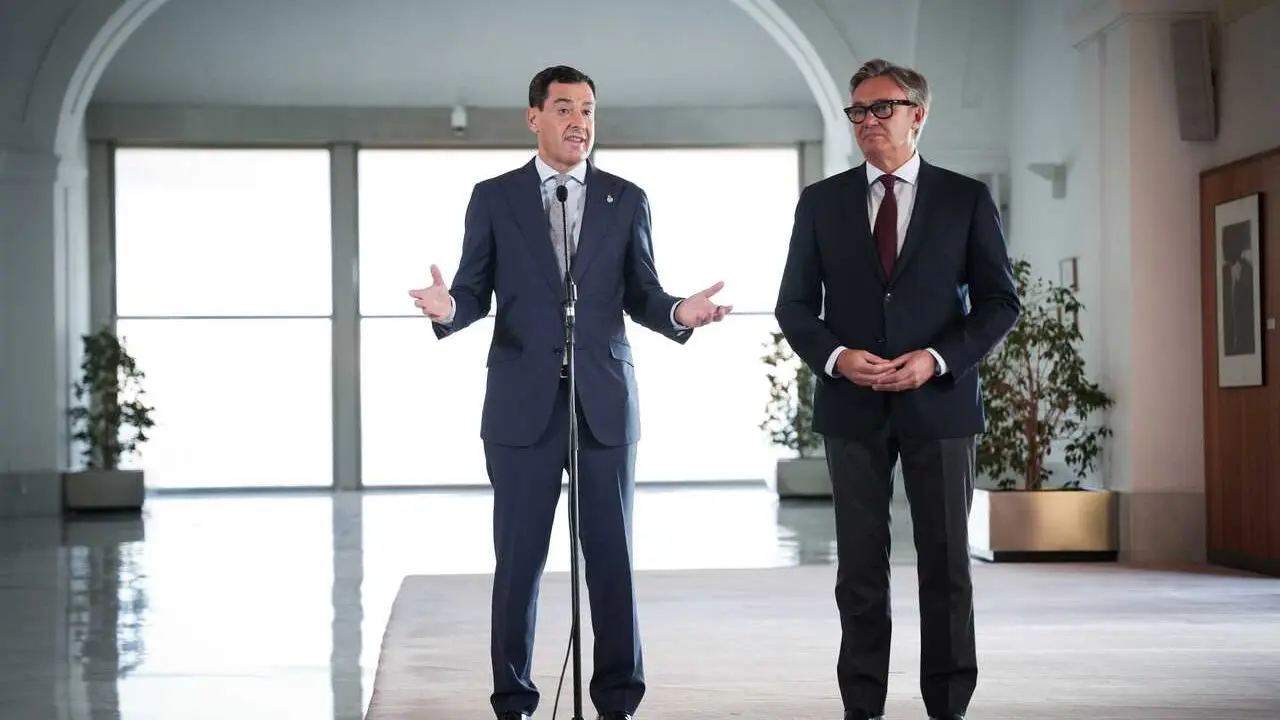 Archivo - El presidente de la Junta, Juanma Moreno (i), y el portavoz de Vox en Andaluc&iacute;a, Manuel Gavira (d), atienden a los medios tras suscribir el 'Acuerdo de Gobierno y Estabilidad para Andaluc&iacute;a&rsquo;. A 2 de julio de 2026 en Sevilla (Foto de archivo).