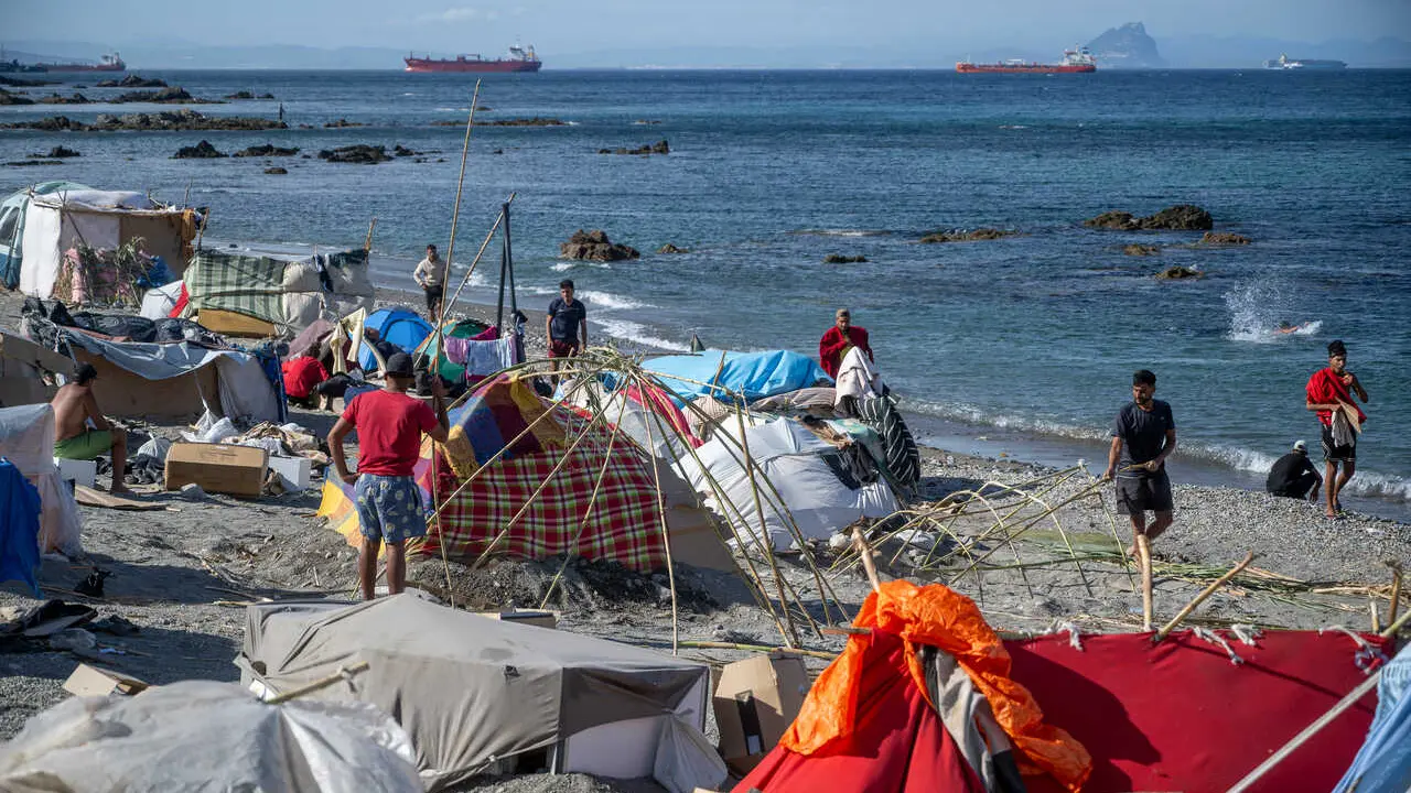 Migrantes en campamentos improvisados en la playa, a 27 de agosto de 2026, en Ceuta (Espa&ntilde;a).