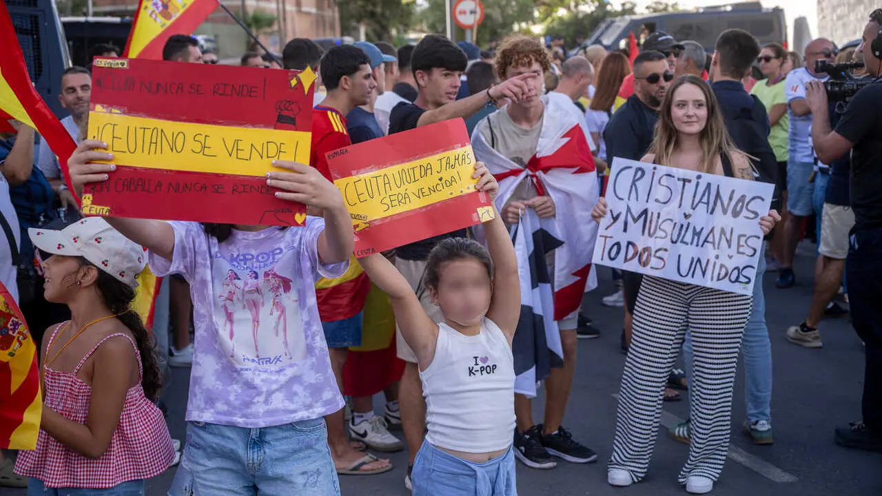 Varias personas durante una manifestaci&oacute;n para protestar por la situaci&oacute;n provocada por su llegada masiva, a 27 de agosto de 2026, en Ceuta (Espa&ntilde;a). 